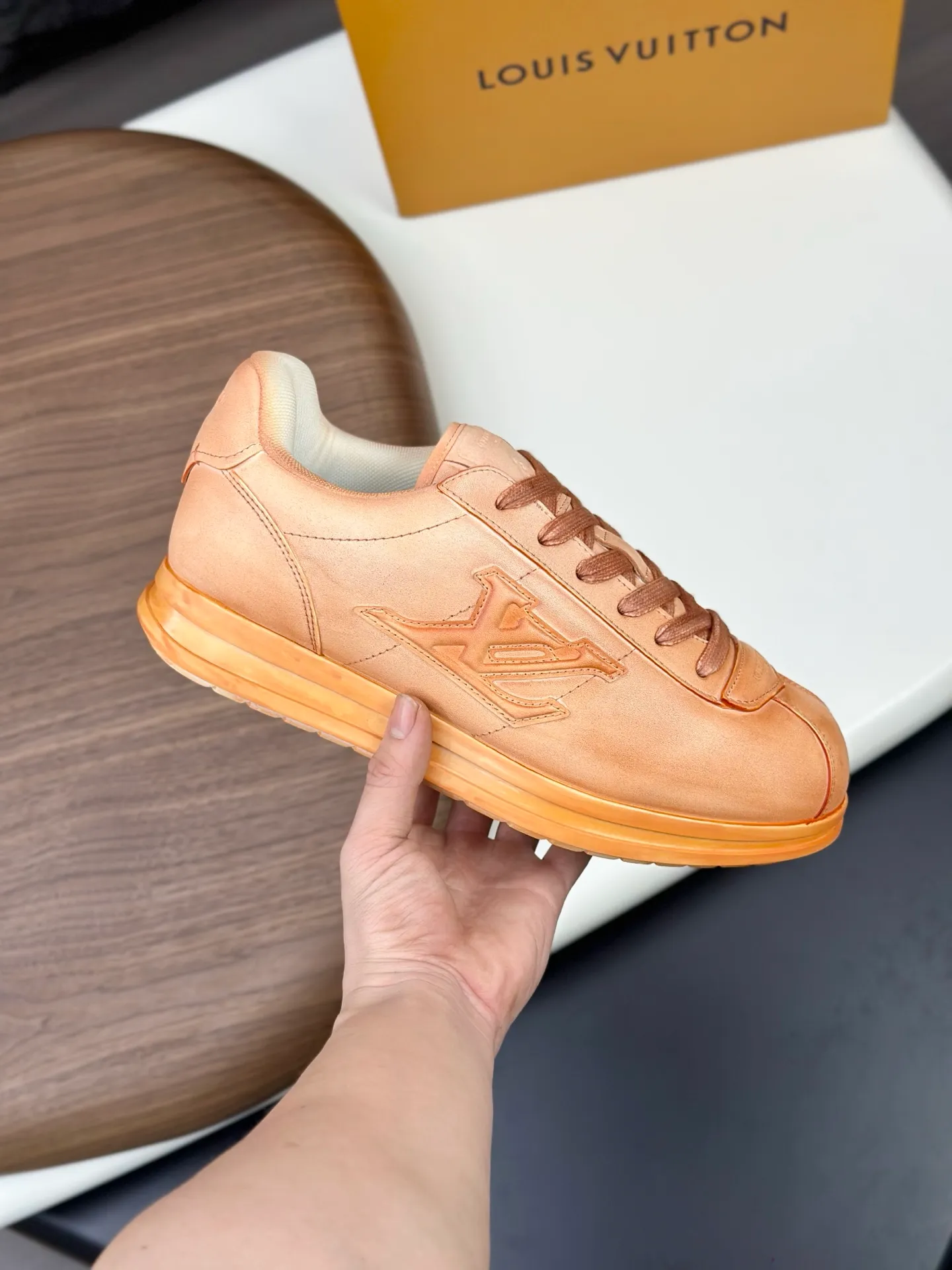 💰800💰Full package💰Top version Washed LV-Louis Vuitton-Classic catwalk new style 1:1 developed replica of the original version! ! The upper foot is very comfortable. It is made of luxurious materials, washed with fine workmanship, and the midsole is printed with English letters "Made in Europe." The upper is made of calfskin imported from Italy. The side is decorated with the brand's LOGO and signature. The latest latex foot pads and mesh lining make the foot feel super comfortable. The original two-color TPU combination outsole is specially provided by the original factory. Bag technology Goodyear stitched edges Fabric: Exclusive custom first-layer cowhide Accessories: Exclusive private model Vuitton logo, lining: Customized silk mesh lining - first-layer silk cowhide lining Outsole: TPU combination outsole wear-resistant, non-slip and anti-yellowing Foot pads: new latex pads-mesh sweat-absorbent Counter technology: fully computerized sewing machine wire drawing Toe box back cover Hot and cold shaping Full set of pull-top last with medium and low logo pattern Counter packaging - Shoelaces, certificates, cards, instructions, certificates of quality, dust bags, the most comprehensive packaging on the Internet, men's sizes 39-44 (38/45 custom-made, non-refundable!
